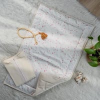 طقم سجادة صلاة أطفال كريمي وبيج برسومات النجوم عدد...