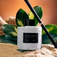 فواحة عطر بالأعواد في حامل زجاجي برائحة هيلتون عدد...