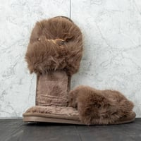 حذاء منزلي نسائي شتوي فرو بني