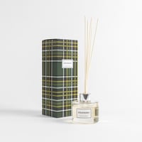 فواحة عطر بالأعواد برائحة الفراولة في حامل زجاجي