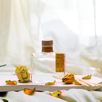 فواحة عطر بالأعواد في حامل زجاجي برائحة الكشمش الأ...