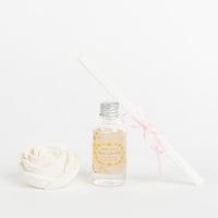 فواحة عطر بالأعواد في حامل زجاجي مع زهرة برائحة ال...