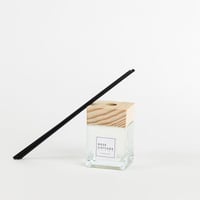 فواحة عطر بالأعواد في حامل زجاجي برائحة خشب الصنوب...