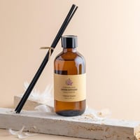 فواحة عطر بالأعواد في حامل زجاجي برائحة شانيل