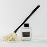 فواحة عطر بالاعواد في حامل زجاجي برائحة اللافندر