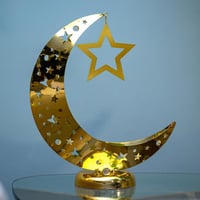 هلال رمضان ذهبي مضىء بقاعدة ذهبية