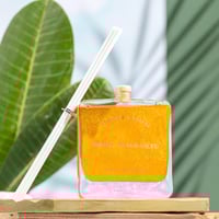 فواحة عطر بالأعواد في حامل زجاجي برائحة الساج الأح...