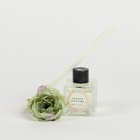 فواحة عطر بالأعواد في حامل زجاجي مع زهرة برائحة ال...