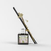 فواحة عطر بالأعواد في حامل زجاجي برائحة الياسمين