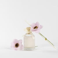 فواحة عطر بالأعواد في حامل زجاجي برائحة الورود