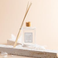 فواحة عطر بالأعواد في حامل زجاجي برائحة الكمبونيلا...