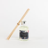 فواحة عطر بالأعواد في حامل زجاجي برائحة الليلي