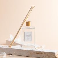 فواحة عطر بالأعواد في حامل زجاجي برائحة المحيط