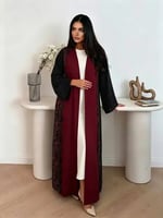 عنابي اللون