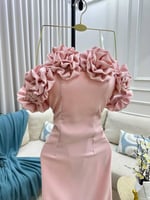 فستان أوف شولدر وردي بتفاصيل ورود