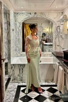 فستان سهره لون أخضر بأكمام موردة