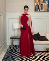 فستان سهرة أحمر طويل بتصميم راقي وبأكتاف متقاطعة