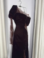 فستان ناعم بأكمام دانتيل لون بني