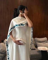 فستان ناعم قطعتين بشال خارجي لون ابيض مطرزة بلون ا...
