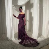 فستان بني دانتيل أوف شولدر بذيل