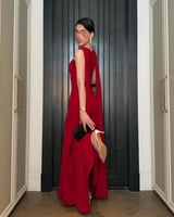 فستان سهرة أحمر طويل بتصميم راقي وبأكتاف متقاطعة