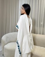 فستان ناعم قطعتين بشال خارجي لون ابيض مطرزة بلون ا...