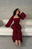 فستان سهره باكمام طويله لون احمر مزين بالورد