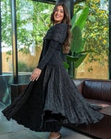 فستان أسود بتصميم بليزر وتنورة بليسيه