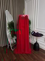 فستان سهرة أحمر طويل بتصميم راقي وبأكتاف متقاطعة