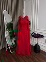 فستان سهرة أحمر طويل بتصميم راقي وبأكتاف متقاطعة