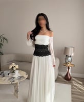 فستان أبيض أوف شولدر بأكمام شيفون وحزام دانتيل