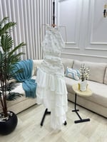 فستان سهرة أبيض فخم بتصميم كشكش أنيق