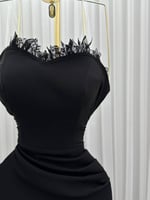 فستان أسود فاخر بدون أكمام بفتحة ساق