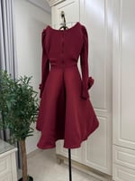 فستان ناعم قصير بالكمام طويلة الون عودي