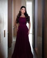 فستان سهرة أنيق بأكتاف مكشوفة