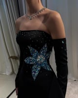 فستان أسود أوف شولدر بتطريز لامع وأكمام طويلة