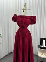 فستان سهرة أنيق بأكتاف مكشوفة