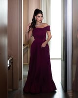 فستان سهرة أنيق بأكتاف مكشوفة