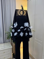 جمبسوت ناعم بأكمام كلوش و ورود بارزة بلونين اسود و...