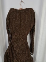 فستان بني دانتيل بقصة ميدي