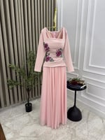 فستان ناعم مزين بورد لون وردي