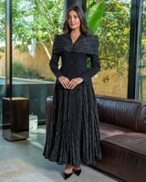 فستان أسود بتصميم بليزر وتنورة بليسيه