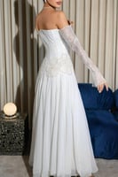 فستان سهرة أوف شولدر بأكمام طويلة لون أبيض