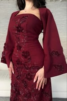 فستان سهره باكمام طويله لون احمر مزين بالورد
