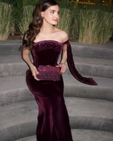 فستان مخملي أوف شولدر مرصّع بفصوص فاخرة