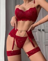 طقم لانجري دانتيل عنابي بتفاصيل ذهبية وسلاسل معدني...