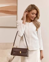 شنطة كتف جلد باللون البني الداكن بتفاصيل ذهبية أني...