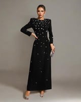 فستان سهرة مطرز بأحجار الراين وبأكمام طويلة