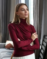 بلوزة برقبة عالية بتفاصيل طيات جذابة