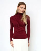 بلوزة برقبة عالية بتفاصيل طيات جذابة